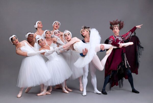 Male dancers in pointe shoes hold a "swan queen"