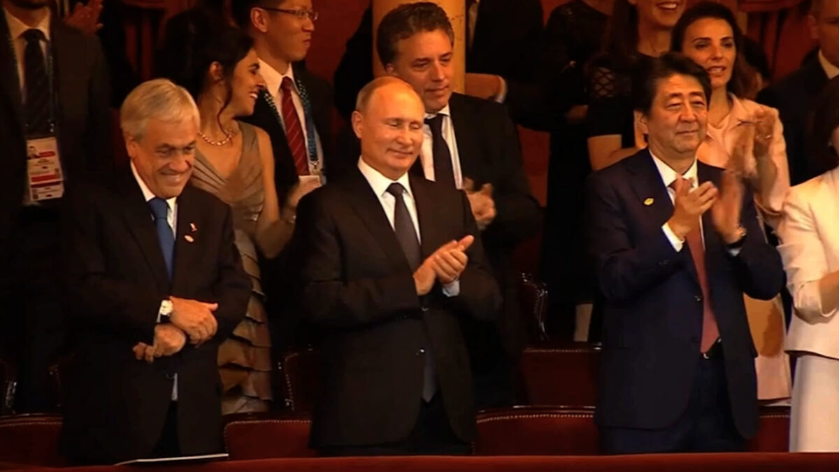 G20 leaders applauding