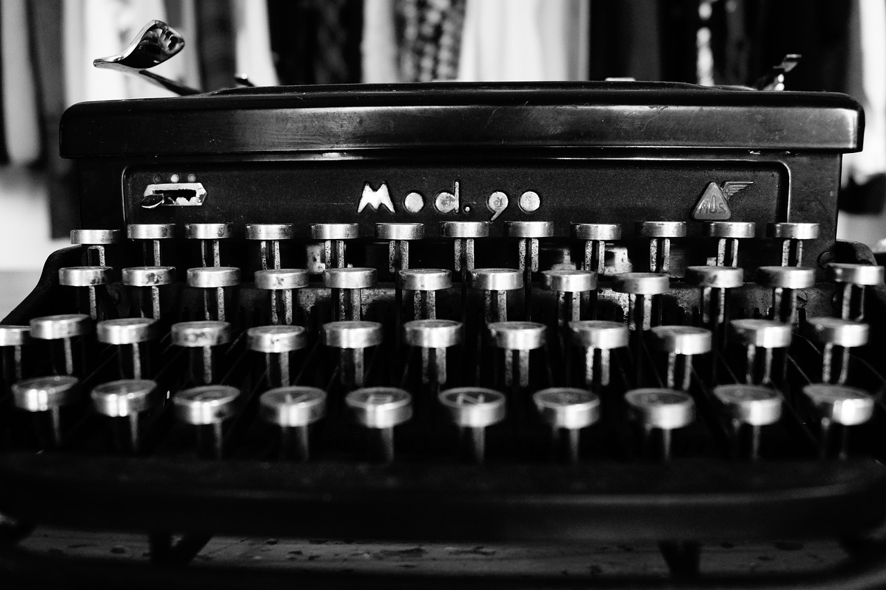 typewriter, typing, black and white-1627197.jpg